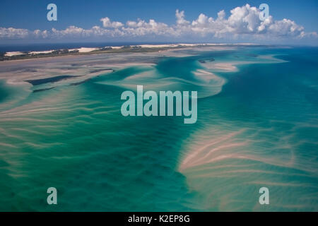 Luftaufnahme der Verlagerung der Sandbänke vor der Küste des Bazaruto Archipel, Mosambik, Mai 2011. Stockfoto