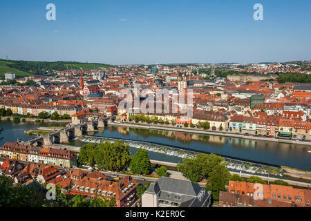 Deutschland, Bayern, Region Unterfranken, Würzburg von der Festung Marienberg mit Main, mainkai und die Wasserstraße lockage an der alten Hauptstraße Stockfoto