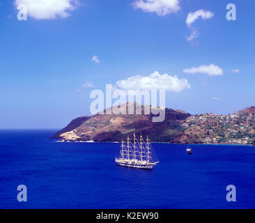 Die Royal Clipper Segel in Kingstown Bay. Kingstown, St. Georg, St. Vincent und die Grenadinen. Stockfoto