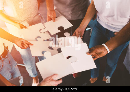 Team der Unternehmer gemeinsam für ein Ziel. Konzept der Einheit und der Partnerschaft Stockfoto