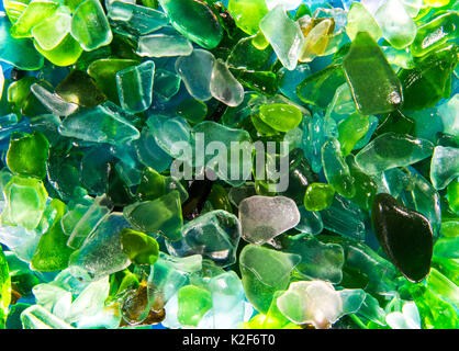 Zerbrochenes Glas mit Wasser Hintergrund gerollt Stockfoto