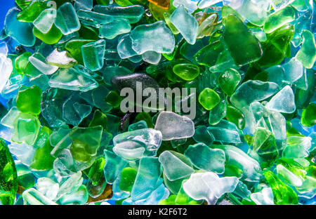 Zerbrochenes Glas mit Wasser Hintergrund gerollt Stockfoto