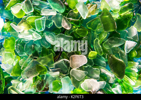 Zerbrochenes Glas mit Wasser Hintergrund gerollt Stockfoto
