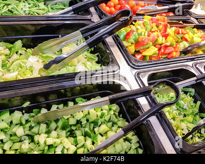 Konzept der Self-service Bar oder Restaurant mit einer Auswahl von verschiedenen Arten von Obst und Gemüse Salate Stockfoto