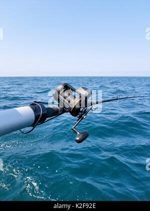 Angelrute mit Haspel über dem Lake Michigan Wasser mit Horizont Stockfoto