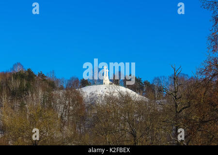 Denkmal der Drei Kreuze auf dem kahlen Hügel an der Dämmerung der Zeit in Vilnius, Litauen. Stockfoto