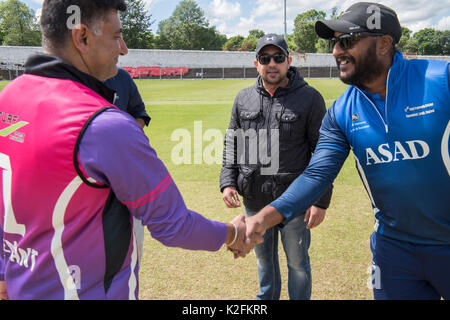 22. Rechtliche Brüderlichkeit Cricket Turnier, Singh und Associates Anwälte Rasen Sport Management Bradford England 9. Juni 2017 Stockfoto