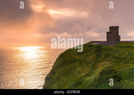 Die O'Brien's Tower markiert den höchsten Punkt der Klippen von Moher, die ein sehr beliebtes Reiseziel in County Clare, Irland. Es liegt eine kurze Stockfoto