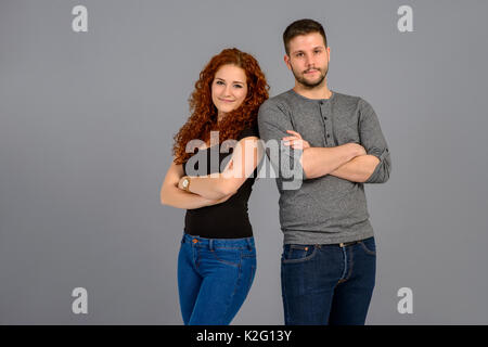 Ein schönes junges Paar stehen selbstbewusst im studio Stockfoto