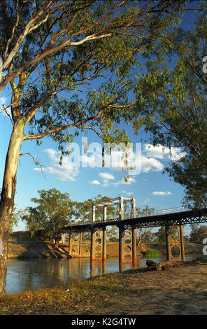 Die Aufhebung der alten Brücke über den Fluss Darling,Bourke, Far West NSW, Australien. Stockfoto