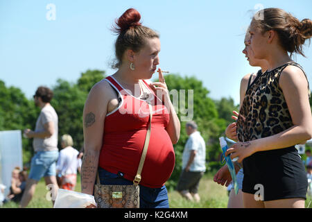 Frau Rauchen Zigarette Stockfoto