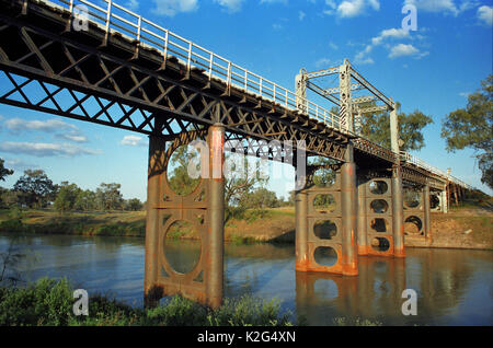 Die Aufhebung der alten Brücke über den Fluss Darling,Bourke, Far West NSW, Australien. Stockfoto