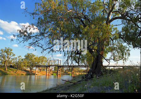 Die Aufhebung der alten Brücke über den Fluss Darling,Bourke, Far West NSW, Australien. Stockfoto