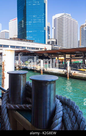 Schiff Seile aufgewickelt um Poller mit Sydney Central Business District im Hintergrund, Australien CBD Stockfoto