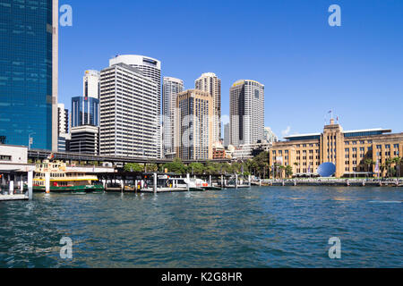 Sydney Harbour Fähre Liegeplätze mit dem zentralen Geschäftsviertel und dem Museum für Zeitgenössische Kunst im Hintergrund, Australien, CBD Stockfoto