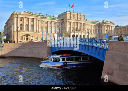 St. Petersburg, Russland - Dezember 13, 2017: Mariinsky Palast und blaue Brücke über die Moika in Sankt-Petersburg Stockfoto