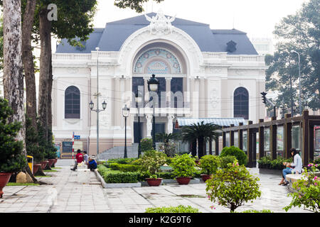 Lam Son Park mit der Oper im Hintergrund, Ho Chi Minh City (Saigon), Vietnam Stockfoto