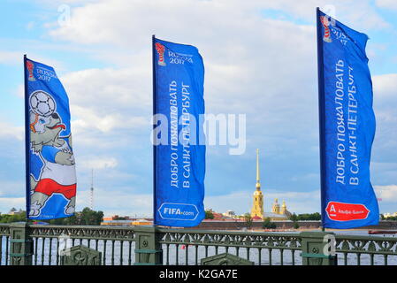 St. Petersburg, Russland - Juni 23, 2017: Flaggen der Confederations Cup auf der Palace Bridge auf dem Hintergrund der Festung in Sankt-Petersburg Stockfoto