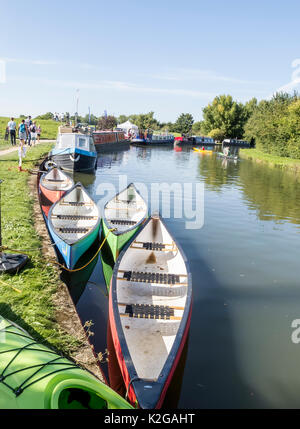 Bunte Kanus günstig auf dem Grand Union Canal an Marsworth, in der Nähe von Aylesbury, Bucks Stockfoto