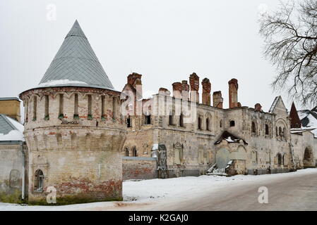 Die alten zerfallenden Gebäude der Mensa im fedorovsky Ellsworth in Puschkin Stockfoto