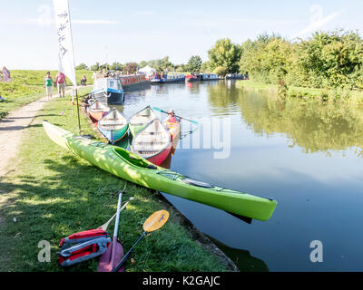 Bunte Kanus günstig auf dem Grand Union Canal an Marsworth, in der Nähe von Aylesbury, Bucks Stockfoto