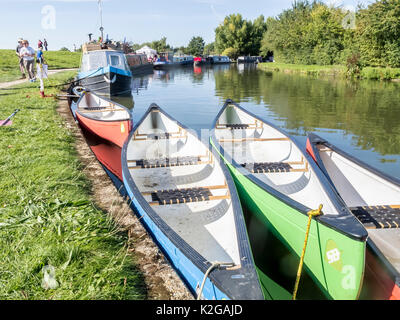 Bunte Kanus günstig auf dem Grand Union Canal an Marsworth, in der Nähe von Aylesbury, Bucks Stockfoto