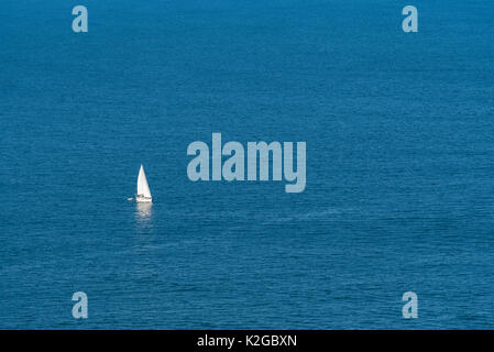 Eine kleine Yacht segeln im offenen Wasser in Sydney Pittwater am nördlichen Ende von Sydney, Australien Stockfoto