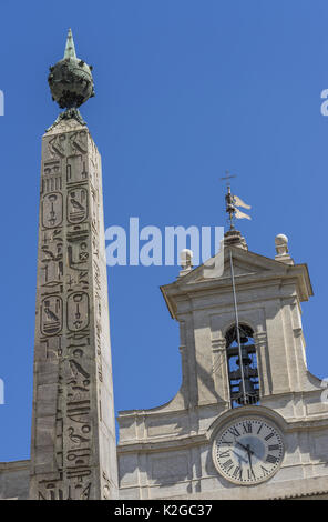 Palazzo Montecitorio Obelisk vor dem Italienischen Parlament an der Piazza di Palazzo Montecitorio in Rom, Italien, Juni 2017 Stockfoto