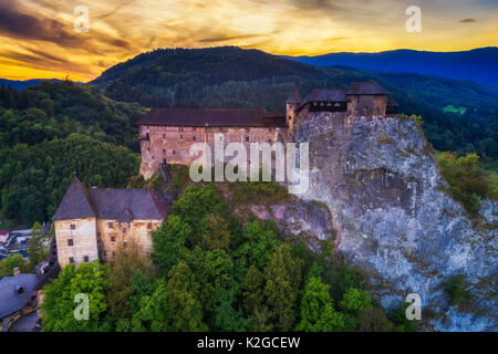 Sonnenuntergang über der Burg Orava in der Slowakei Stockfoto