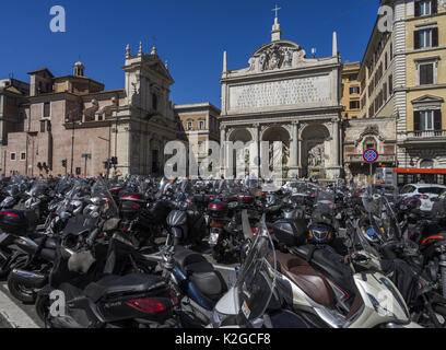 Verschiedene Motorroller sind in einem historischen Gebäude in Rom geparkt. Rom gehört zu den Städten mit den meisten registrierten Motorroller in der Welt geordnet Stockfoto