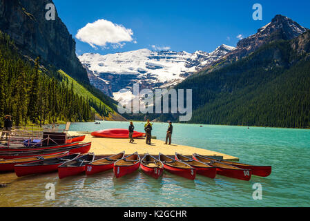 LAKE LOUISE, Alberta, Kanada - 27. JUNI 2017: Kanus und Menschen auf einem Steg am Lake Louise, Banff National Park, Alberta, Kanada, mit Victoria Gla Stockfoto