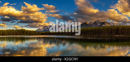 Sonnenuntergang Panorama von Herbert See entlang der Strasse der Icefields Parkway in Banff National Park, Alberta, Kanada. Stockfoto