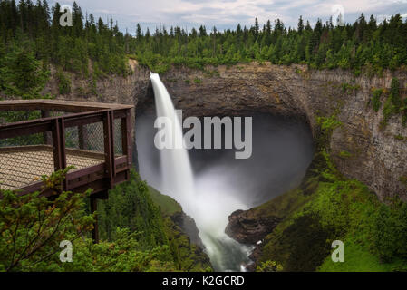 Helmcken Falls und eine Outlook-Plattform im Wells Gray Provincial Park in der Nähe von Clearwater, Britisch-Kolumbien, Kanada. Langzeitbelichtung. Stockfoto