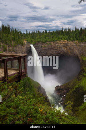 Helmcken Falls und eine Outlook-Plattform im Wells Gray Provincial Park in der Nähe von Clearwater, Britisch-Kolumbien, Kanada. Langzeitbelichtung. Stockfoto