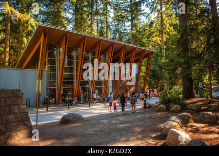 Touristen und Besucher in und um die Lynn Canyon Cafe in der Lynn Canyon Park in der Nähe von Vancouver entfernt. Stockfoto