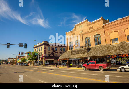 Einen malerischen Blick auf die Straße mit Geschäften und Hotels in Kalispell. Kalispell ist das Tor zum Glacier National Park. Stockfoto