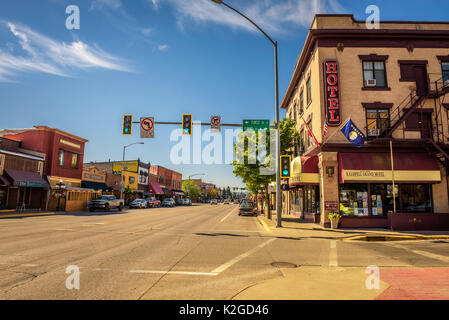 Einen malerischen Blick auf die Straße mit Geschäften und Hotels in Kalispell. Kalispell ist das Tor zum Glacier National Park. Stockfoto