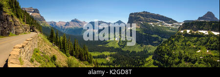 Die Sonne Straße mit schönen Panoramablick auf Logan Pass im Glacier National Park, Montana Stockfoto