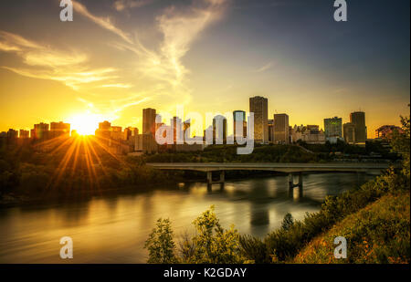 Sonnenuntergang über Edmonton Downtown, James Macdonald Brücke und den Saskatchewan River, Alberta, Kanada. Lange Belichtung. Stockfoto