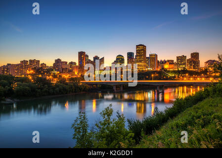 Edmonton Downtown, James Macdonald Brücke und den Saskatchewan River in der Nacht, Alberta, Kanada. Lange Belichtung. Stockfoto