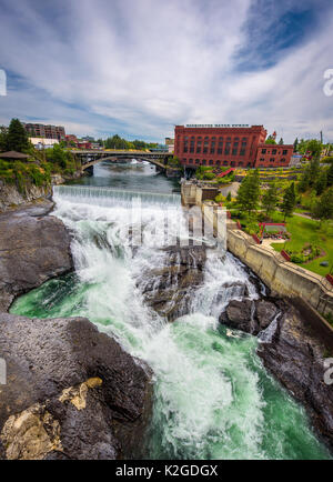 Fällt und die Washington Water Power Gebäude entlang der Spokane River gesehen von der Monroe Street Bridge. Stockfoto