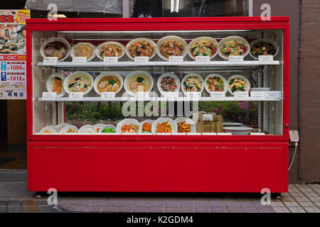 Tokyo, Japan - 11. Mai 2017: Anzeige der Replik Essen im Freien vor einem Restaurant Stockfoto