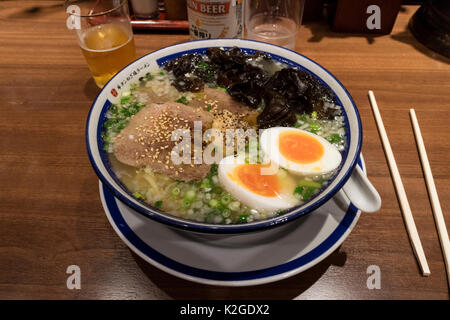 Tokyo, Japan - 13. Mai 2017: Schüssel mit traditionellen Japanischen Ramen und Bier zum Mittag- Stockfoto
