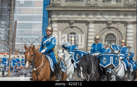 Das Life guard Dragoner im Wechsel der Wachen am Königlichen Schloss in Stockholm, Schweden. Sie alle tragen historische Uniformen. Stockfoto