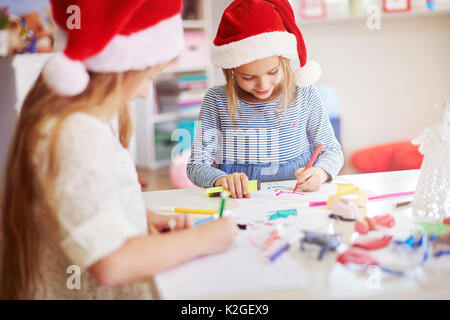 Kinder Zeichnung einige Weihnachten Gemälde Stockfoto