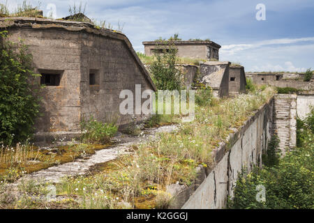 Alte Beton Bunker aus dem Zweiten Weltkrieg Periode fort Totleben Insel im Golf von Finnland in der Nähe von Sankt Petersburg in Russland Stockfoto