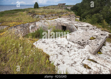 Alte ruiniert Beton Bunker aus dem Zweiten Weltkrieg Periode fort Totleben Insel im Golf von Finnland in der Nähe von Sankt Petersburg in Russland Stockfoto