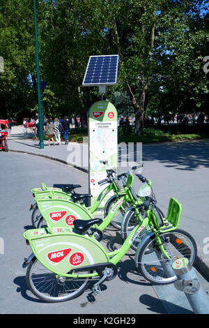 Mol bubi Leihfahrräder, Teil einer öffentlichen Fahrradverleih, an eine solarbetriebene Docking Station auf der Margareteninsel, Budapest, Ungarn Stockfoto