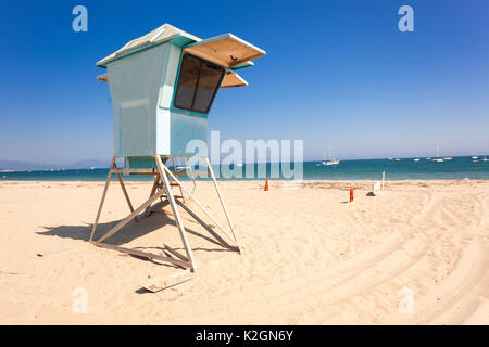 Rettungsschwimmer post am leeren Strand von Santa Barbara, Kalifornien Stockfoto