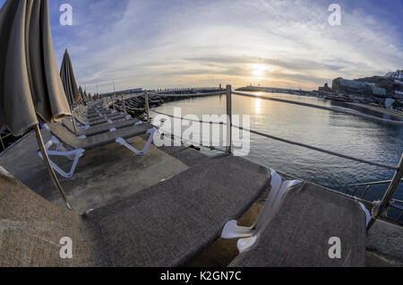 Liegestühle am Strand, Puerto Rico, Gran Canaria, Spanien Stockfoto